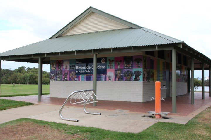 Public toilets at Riverside Gardens West